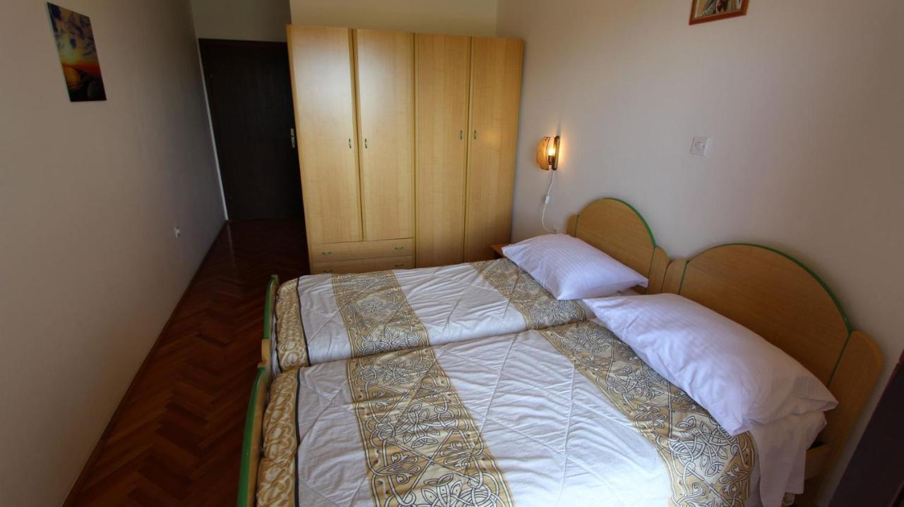 Apartments And Rooms Jelka Malinska Extérieur photo