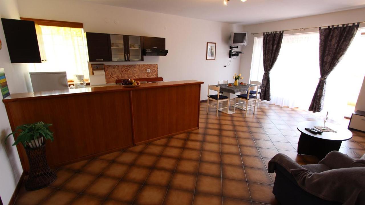 Apartments And Rooms Jelka Malinska Extérieur photo