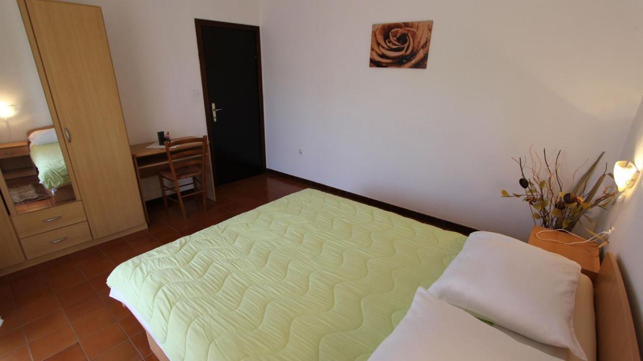 Apartments And Rooms Jelka Malinska Extérieur photo