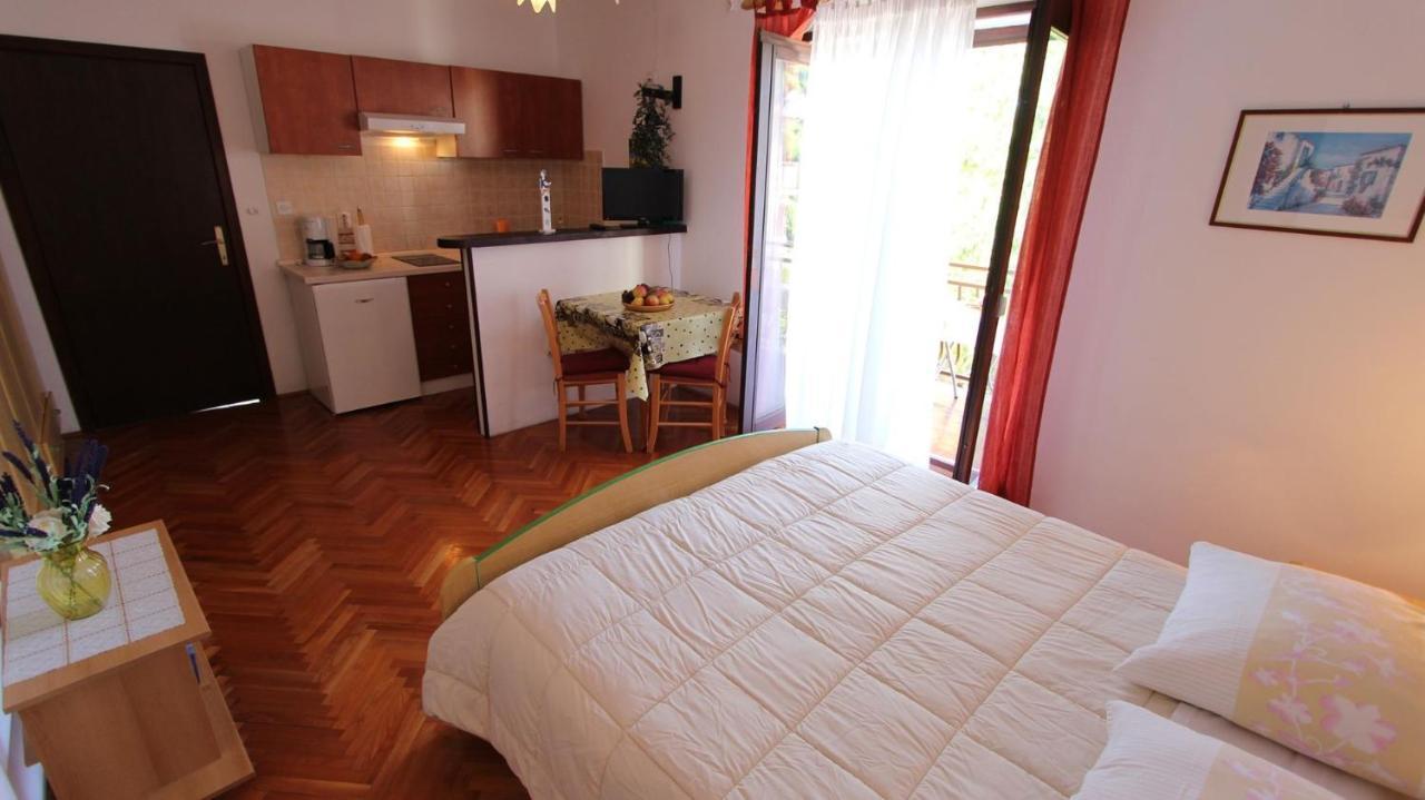Apartments And Rooms Jelka Malinska Extérieur photo