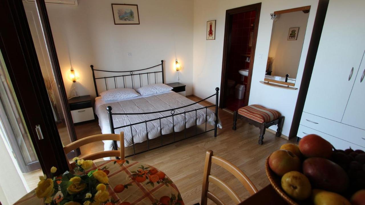 Apartments And Rooms Jelka Malinska Extérieur photo