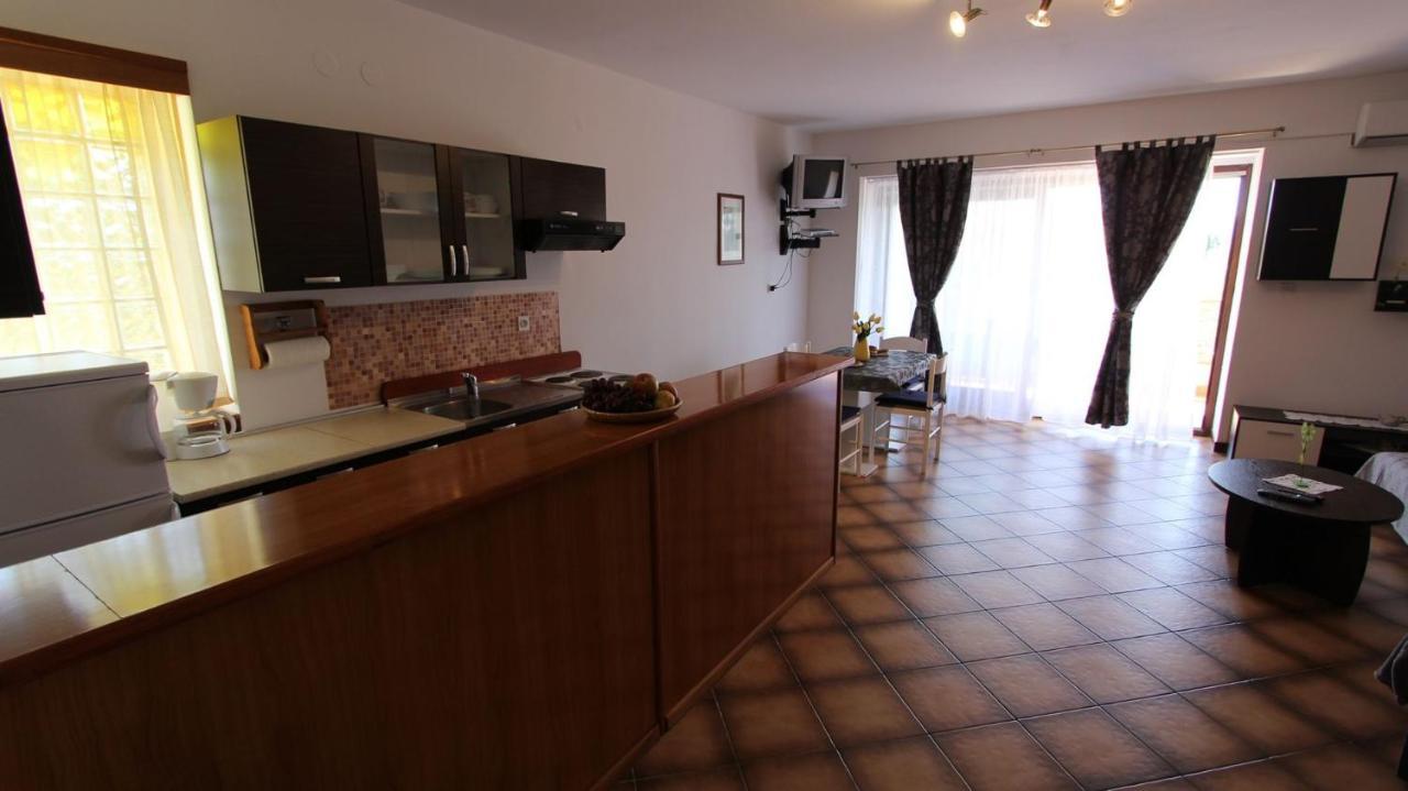 Apartments And Rooms Jelka Malinska Extérieur photo