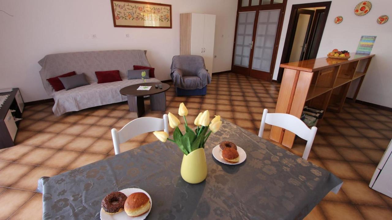 Apartments And Rooms Jelka Malinska Extérieur photo