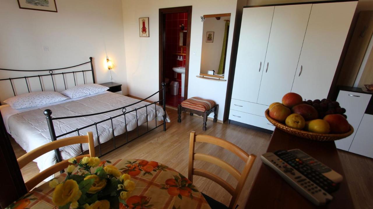 Apartments And Rooms Jelka Malinska Extérieur photo